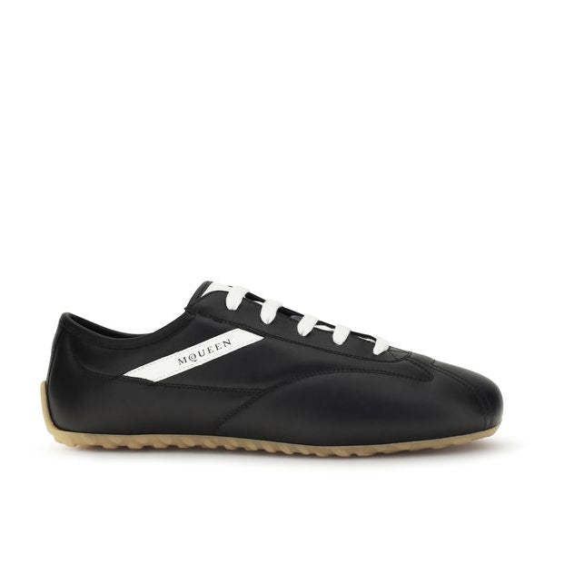 Alexander McQueen – Sneakers Minimal in Pelle Nera con Dettagli Bianco Avorio e Suola Gum
