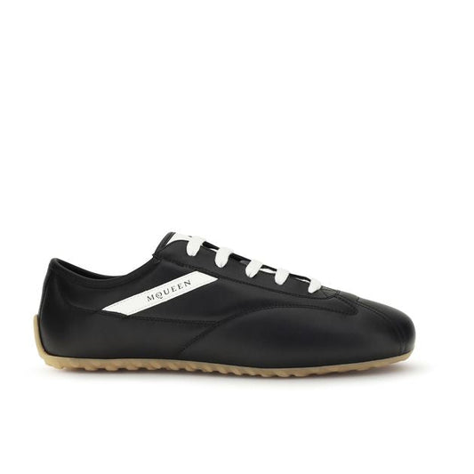 Alexander McQueen – Sneakers Minimal in Pelle Nera con Dettagli Bianco Avorio e Suola Gum