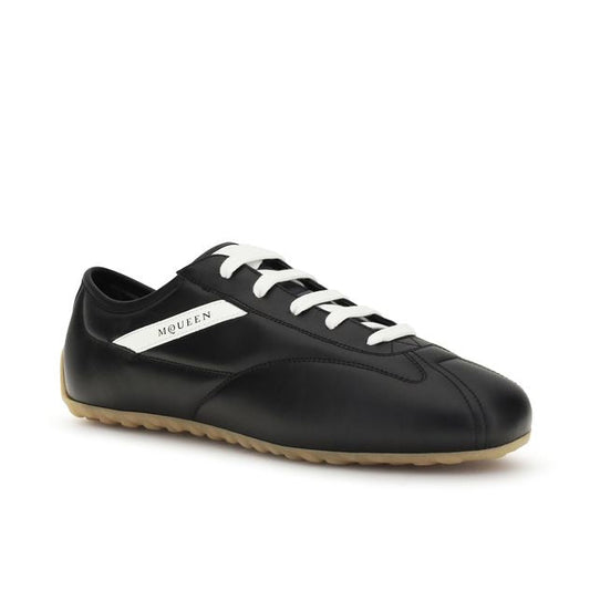 Alexander McQueen – Sneakers Minimal in Pelle Nera con Dettagli Bianco Avorio e Suola Gum