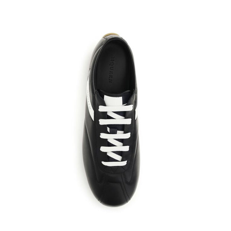 Alexander McQueen – Sneakers Minimal in Pelle Nera con Dettagli Bianco Avorio e Suola Gum
