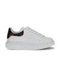 Alexander McQueen – Sneakers Oversized in Pelle Bianca con Spoiler Nero e Stampa Teschi Rossi
