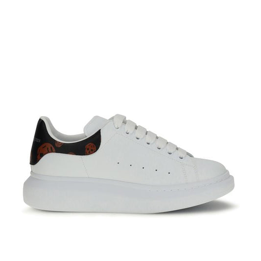 Alexander McQueen – Sneakers Oversized in Pelle Bianca con Spoiler Nero e Stampa Teschi Rossi