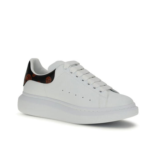 Alexander McQueen – Sneakers Oversized in Pelle Bianca con Spoiler Nero e Stampa Teschi Rossi
