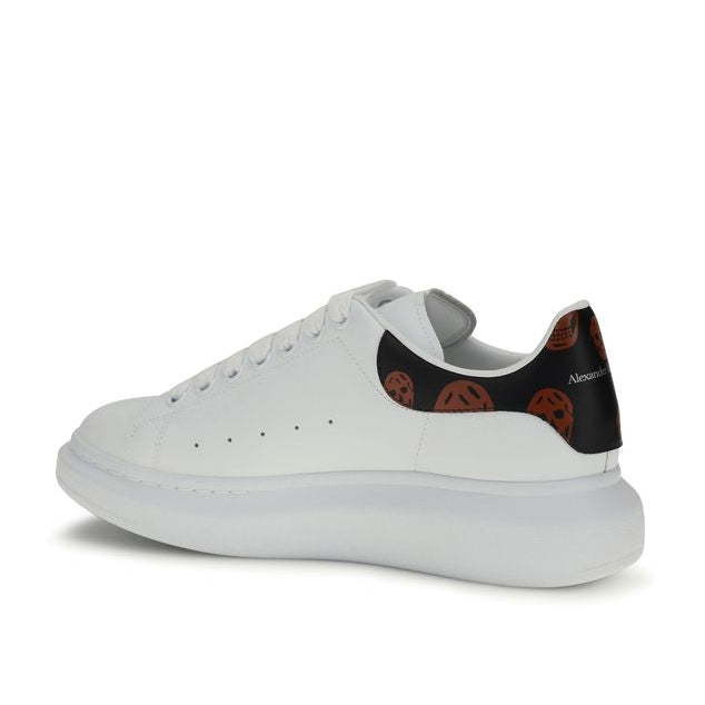 Alexander McQueen – Sneakers Oversized in Pelle Bianca con Spoiler Nero e Stampa Teschi Rossi