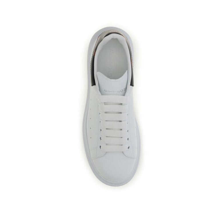 Alexander McQueen – Sneakers Oversized in Pelle Bianca con Spoiler Nero e Stampa Teschi Rossi
