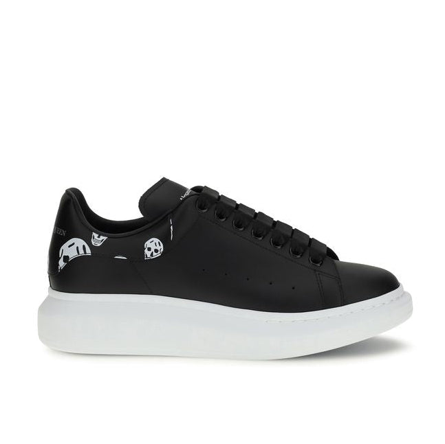 Alexander McQueen – Sneakers Oversized in Pelle Nera con Spoiler Nero e Stampa Teschi Bianchi