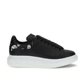 Alexander McQueen – Sneakers Oversized in Pelle Nera con Spoiler Nero e Stampa Teschi Bianchi