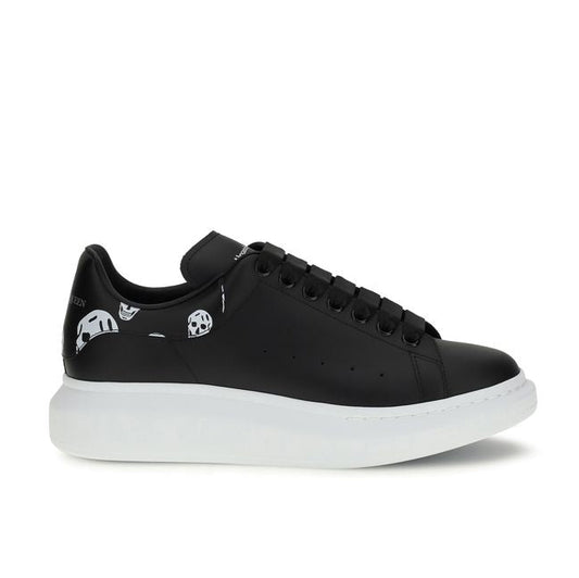 Alexander McQueen – Sneakers Oversized in Pelle Nera con Spoiler Nero e Stampa Teschi Bianchi
