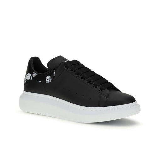 Alexander McQueen – Sneakers Oversized in Pelle Nera con Spoiler Nero e Stampa Teschi Bianchi
