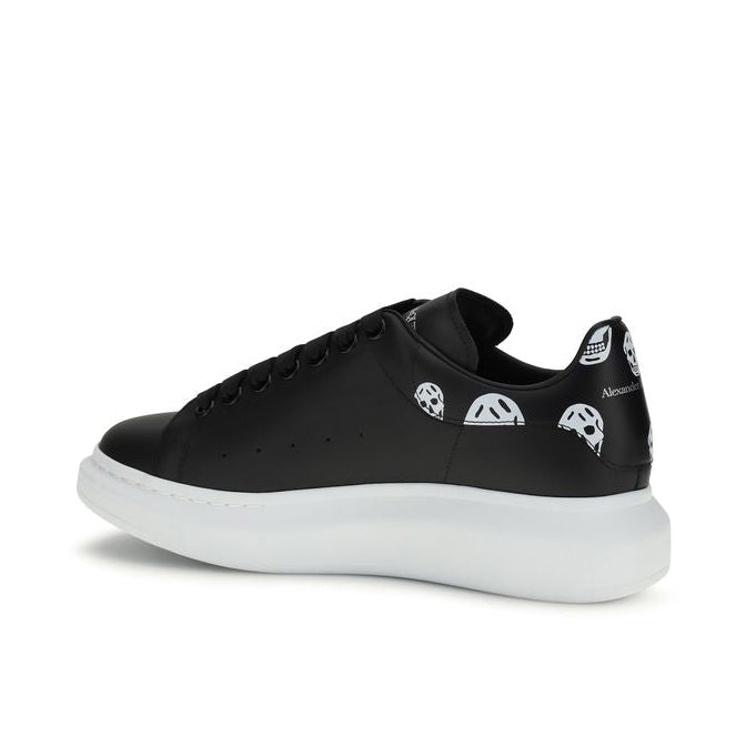 Alexander McQueen – Sneakers Oversized in Pelle Nera con Spoiler Nero e Stampa Teschi Bianchi