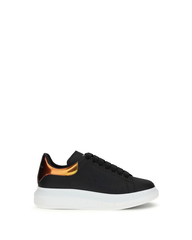 Alexander McQueen – Sneakers Oversized in Pelle Nera con Spoiler Rame Metallizzato
