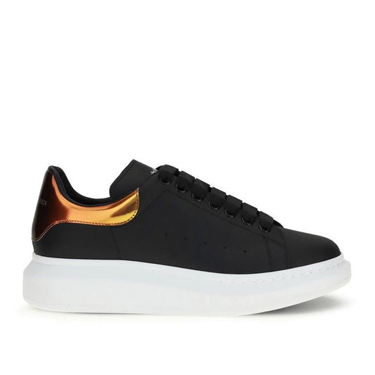 Alexander McQueen – Sneakers Oversized in Pelle Nera con Spoiler Rame Metallizzato