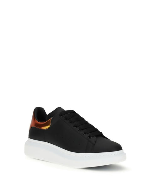 Alexander McQueen – Sneakers Oversized in Pelle Nera con Spoiler Rame Metallizzato