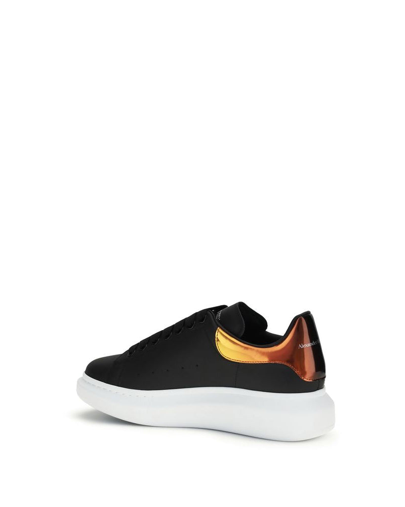Alexander McQueen – Sneakers Oversized in Pelle Nera con Spoiler Rame Metallizzato