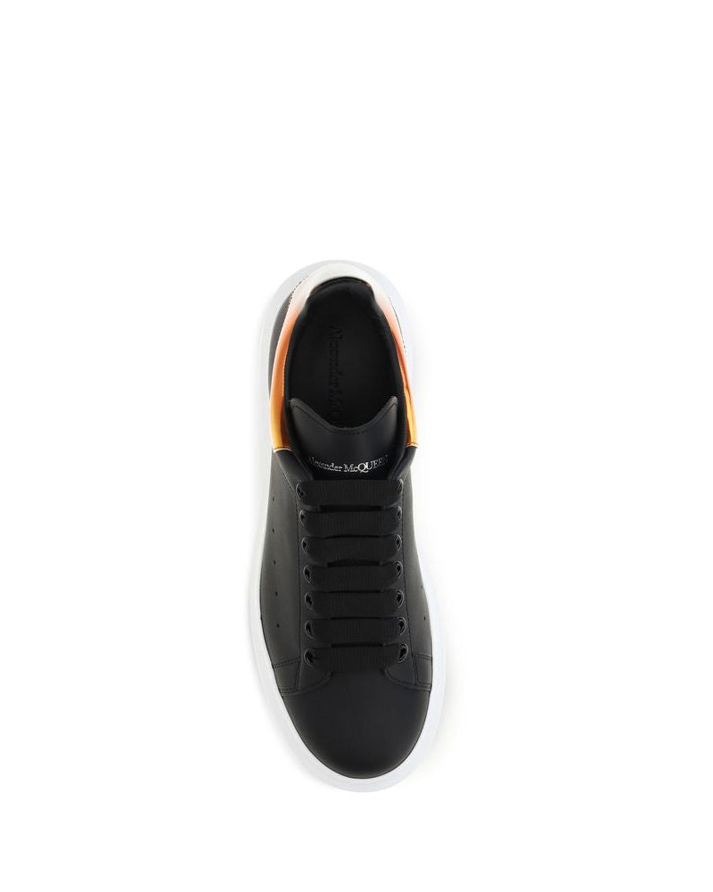 Alexander McQueen – Sneakers Oversized in Pelle Nera con Spoiler Rame Metallizzato