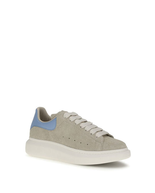 Alexander McQueen – Sneakers Oversized in Pelle Scamosciata Grigio Chiaro con Spoiler Azzurro