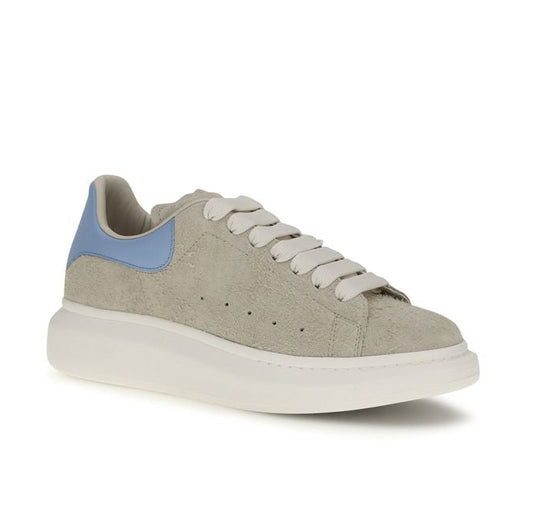 Alexander McQueen – Sneakers Oversized in Pelle Scamosciata Grigio Chiaro con Spoiler Azzurro