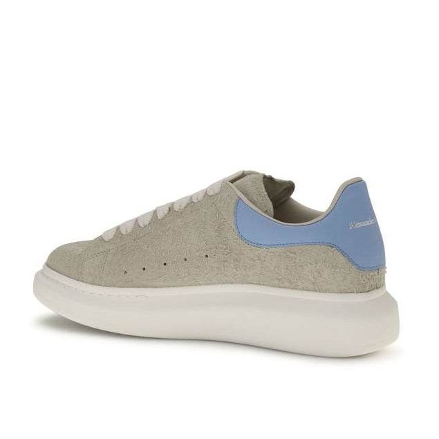 Alexander McQueen – Sneakers Oversized in Pelle Scamosciata Grigio Chiaro con Spoiler Azzurro