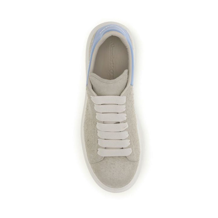 Alexander McQueen – Sneakers Oversized in Pelle Scamosciata Grigio Chiaro con Spoiler Azzurro