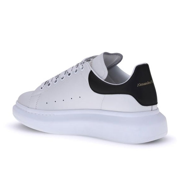 Alexander McQueen – Sneakers Oversized in Pelle di Vitello Bianca con Dettaglio Nero