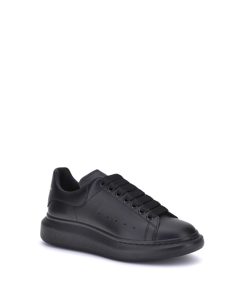 Alexander McQueen – Sneakers Oversized in Pelle di Vitello Nero con Dettaglio Nero