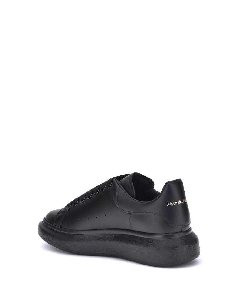 Alexander McQueen – Sneakers Oversized in Pelle di Vitello Nero con Dettaglio Nero