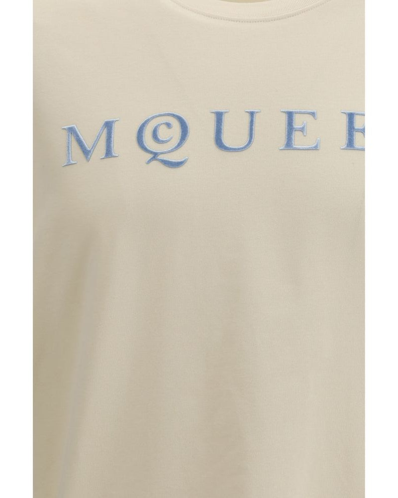 Alexander McQueen – T-Shirt Beige in Cotone Premium con Logo McQueen Azzurro Pastello