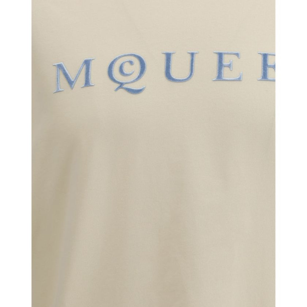 Alexander McQueen – T-Shirt Beige in Cotone Premium con Logo McQueen Azzurro Pastello