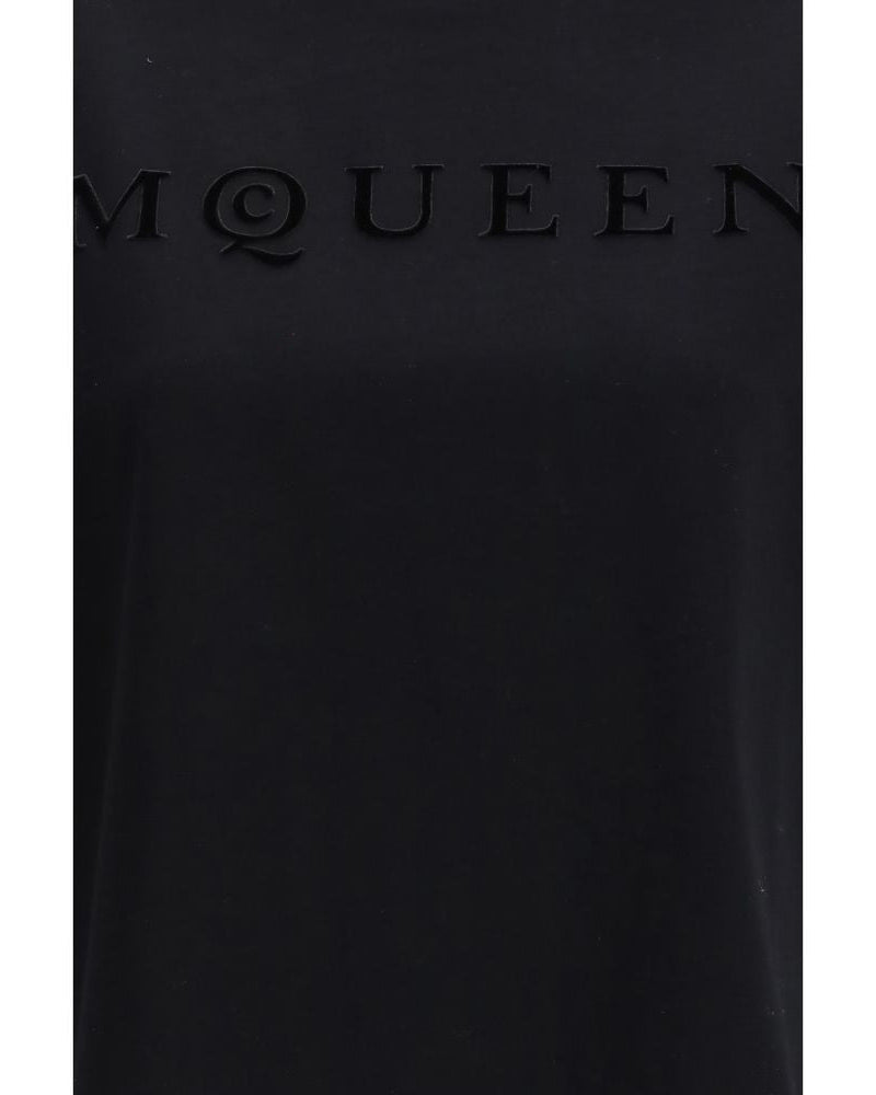 Alexander McQueen – T-Shirt Oversize Nera con Logo McQueen Embossed Tone-on-Tone
