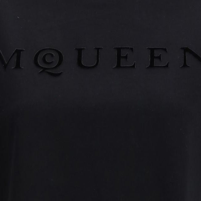 Alexander McQueen – T-Shirt Oversize Nera con Logo McQueen Embossed Tone-on-Tone