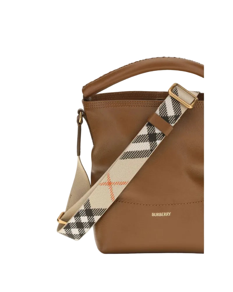 Burberry – B Clip Bucket Bag in Pelle Marrone