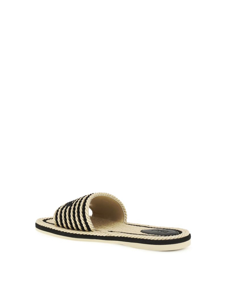 Chloé – Sandali Woody Flat in Raffia Intrecciata con Logo Ricamato