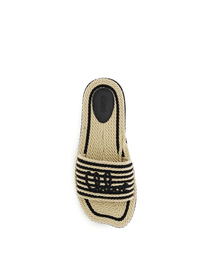 Chloé – Sandali Woody Flat in Raffia Intrecciata con Logo Ricamato