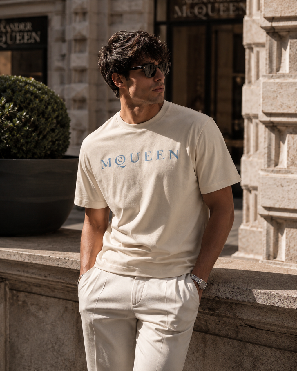 Alexander McQueen – T-Shirt Beige in Cotone Premium con Logo McQueen Azzurro Pastello