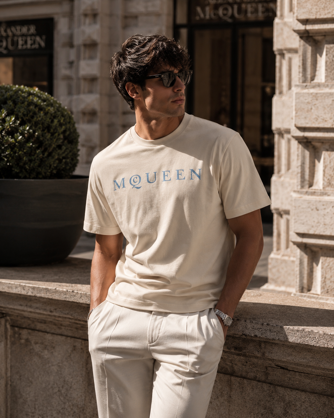 Alexander McQueen – T-Shirt Beige in Cotone Premium con Logo McQueen Azzurro Pastello